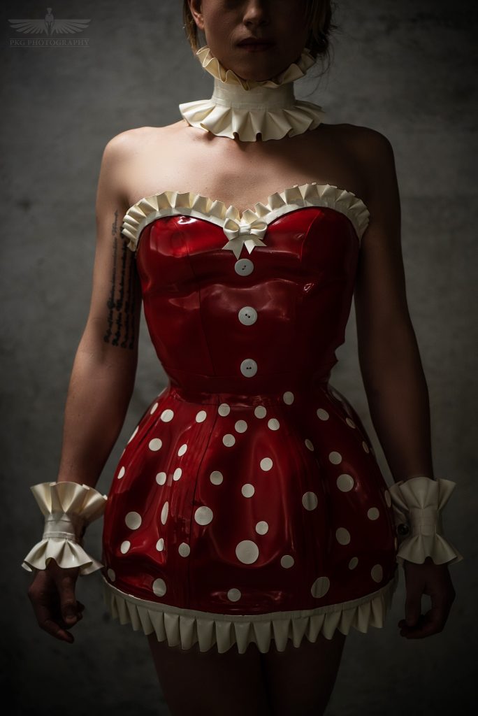 Rotes Latexkleid mit weißen Punkten und Rüschen