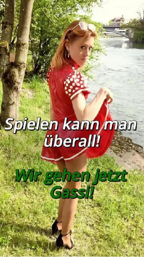 Lady Amanita im roten Kleid am Wasser – Blogbeitrag Latex, Leine und Lebensfreude