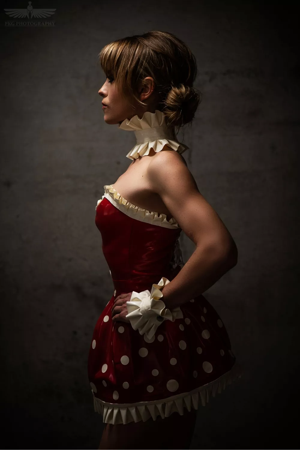 Lady Amanita, Schweizer BDSM-Domina – seitliches Porträt