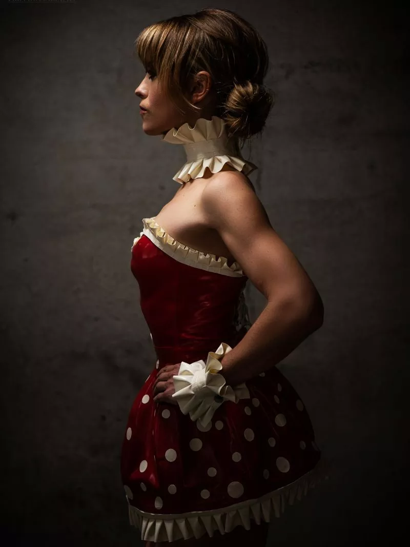 Lady Amanita im Latex-Kleid