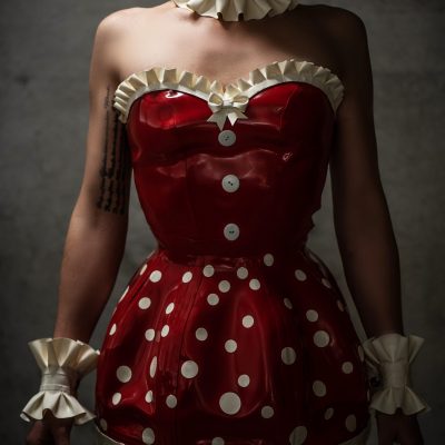 Rotes Latexkleid mit weißen Punkten und Rüschen